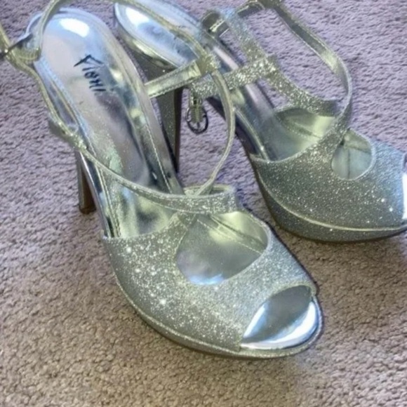 Beautiful Sparkling Silver Heels, Size 8, Used $10.00 - Picture 1 of 2
